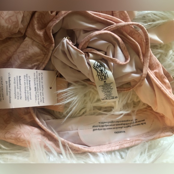 Coming in Haht Leghahcy one piece WITH POCKETS - Picture 8 of 10